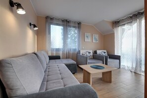 คอมฟอร์ทอพาร์ทเมนท์, ระเบียง, วิวภูเขา | บริเวณนั่งเล่น | สมาร์ททีวี