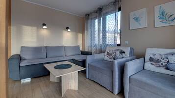 Comfort-Apartment, Balkon, Bergblick | Wohnbereich | Smart-TV