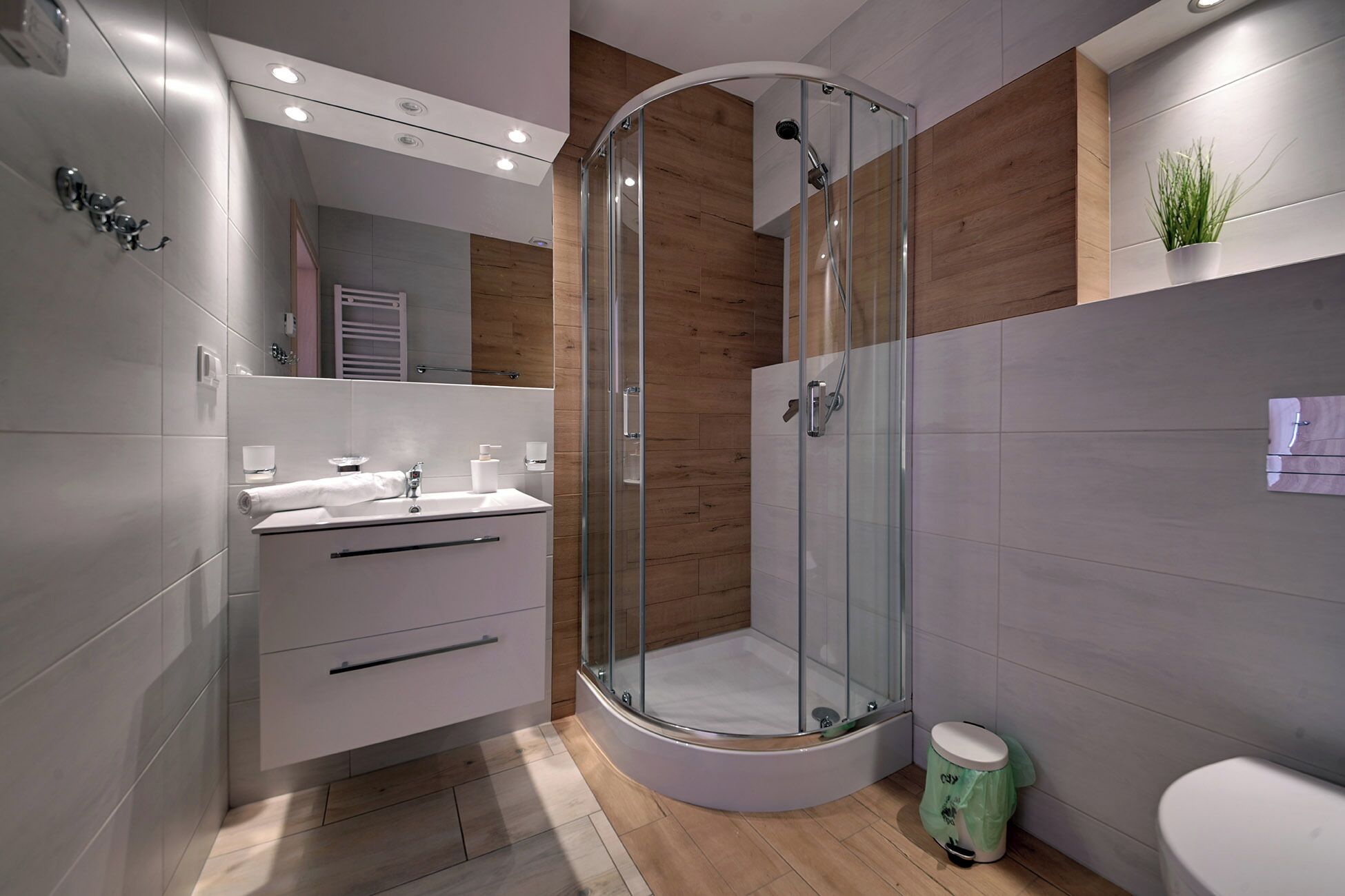 Classic-Studio | Badezimmer | Dusche, Haartrockner, Handtücher, Seife