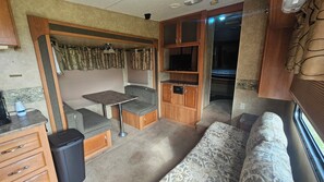 WiFi, bed sheets - Perfect 1-bedroom recreational vehicle with AC in Victoria (Victoria)