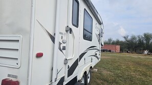 Property grounds - Perfect 1-bedroom recreational vehicle with AC in Victoria (Victoria)