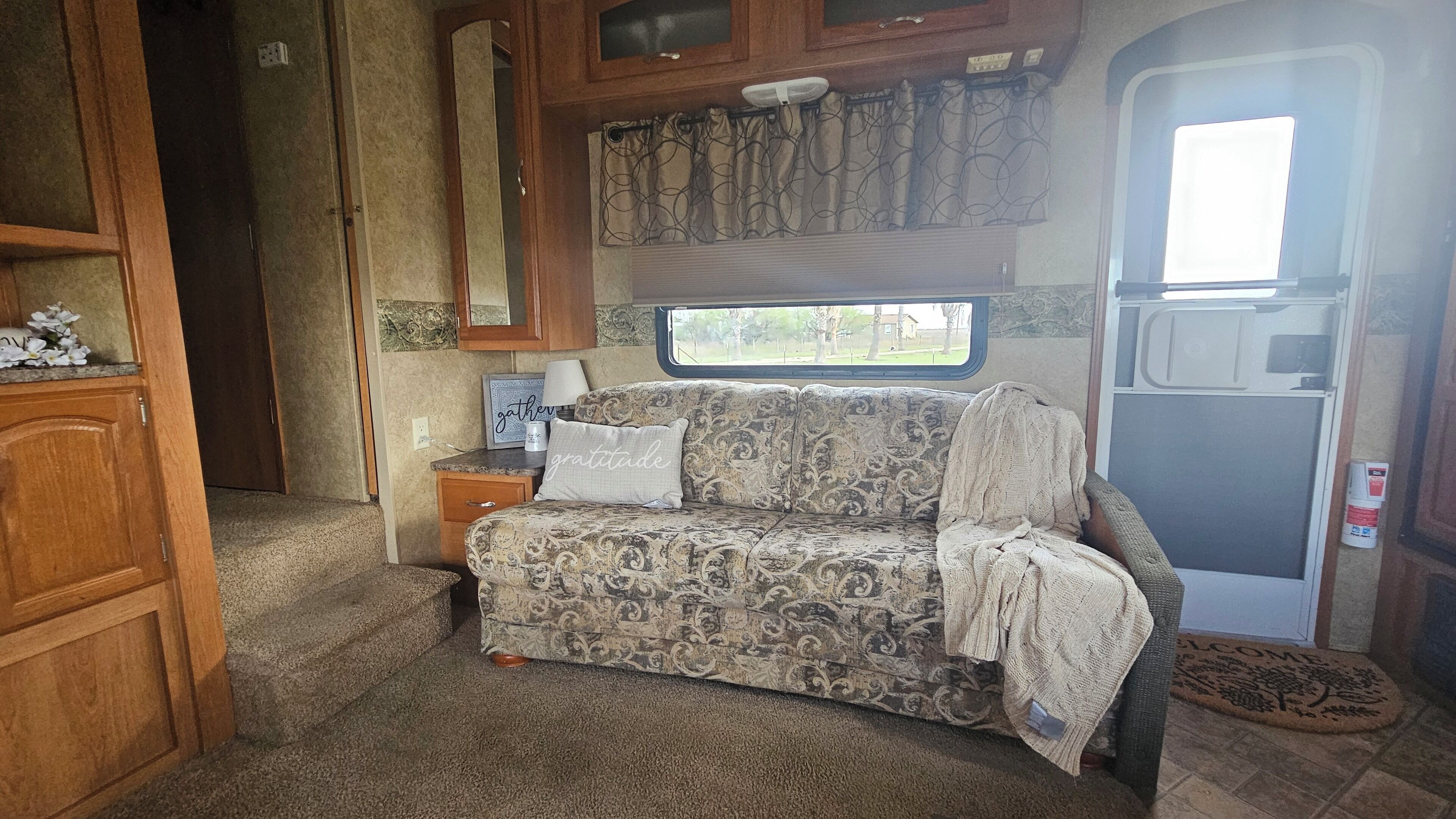 Smart-tv, bøger, stereoanlæg