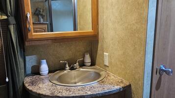 Douche, sĂšche-cheveux, serviettes fournies, savon