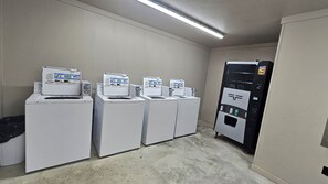 Interior - Perfect 1-bedroom recreational vehicle with AC in Victoria (Victoria)