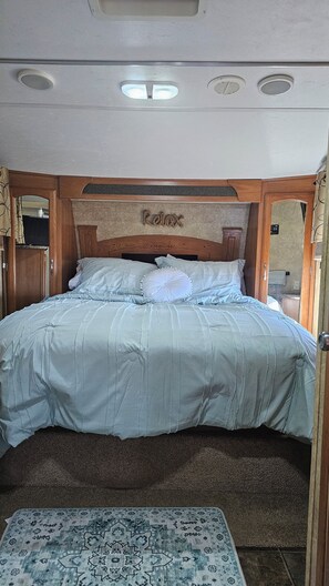 1 bedroom, free WiFi, bed sheets - Perfect 1-bedroom recreational vehicle with AC in Victoria (Victoria)