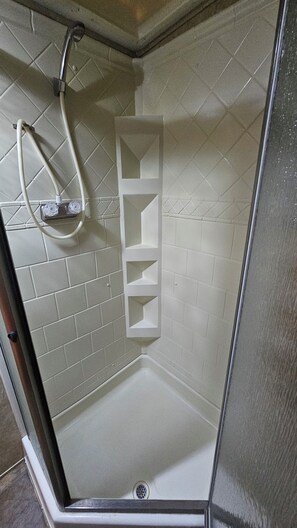 Bruser, hårtørrer, håndklæder, Sæbe