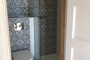 Shower, eco-friendly toiletries, towels, toilet paper - Cozy Studio 'East' at the Waal - Peace, Nature and Comfort in Dreumel (Dreumel)