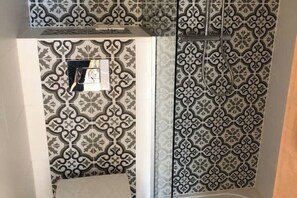 Shower, eco-friendly toiletries, towels, toilet paper - Cozy Studio 'East' at the Waal - Peace, Nature and Comfort in Dreumel (Dreumel)