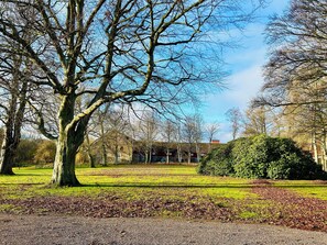 المنطقة المحيطة بالمنشأة