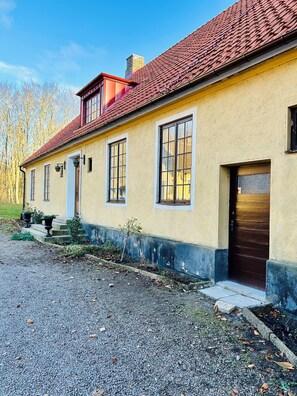 المنشأة من الخارج