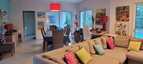 Comfortable house 10 minutes from the Moulleau beaches. Beautiful pool.