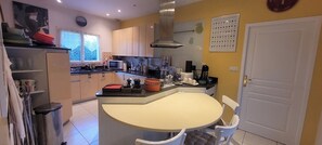 Private kitchen - Comfortable house 10 minutes from the Moulleau beaches. Beautiful pool. (La Teste-de-Buch)