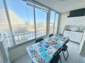 Dining - Apartment 4 Pers AC & Parking Near Beach in Valras-Plage (Valras-Plage)