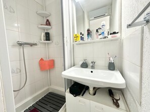 Bathroom - Apartment 4 Pers AC & Parking Near Beach in Valras-Plage (Valras-Plage)