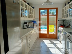 Fridge, microwave, oven, stovetop - House in Jard-sur-Mer with heated pool, near the sea (Jard-sur-Mer)