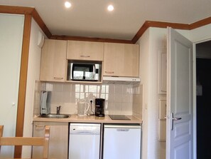 Fridge, microwave, stovetop, dishwasher - Cozy apartment for 4 in Super-Besse with parking (Besse-et-Saint-Anastaise-Super Besse)