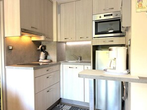 Fridge, microwave, stovetop, coffee/tea maker - 2-room apartment with garage near the beach (Bormes-les-Mimosas)