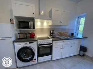 Fridge, microwave, oven - Renovated house in Mortagne-sur-Sèvre with terrace and WiFi (Mortagne-sur-Sèvre)