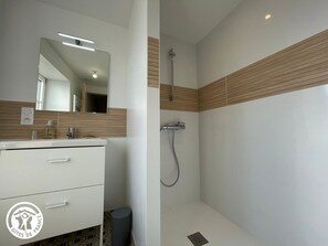 Bathroom - Renovated house in Mortagne-sur-Sèvre with terrace and WiFi (Mortagne-sur-Sèvre)