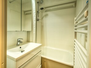 Bathroom - Lovely 1-bedroom apartment, mountain corner, balcony, pets allowed (Morillon Village)