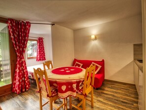 Dining - Lovely 1-bedroom apartment, mountain corner, balcony, pets allowed (Morillon Village)