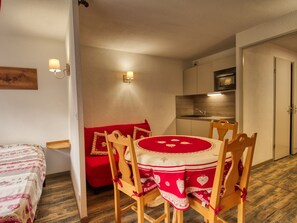 Dining - Lovely 1-bedroom apartment, mountain corner, balcony, pets allowed (Morillon Village)