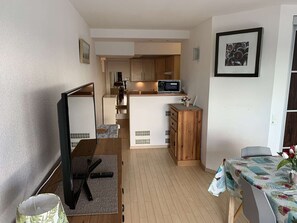 Dining - 2-Room Apartment with Terrace in Port Camargue (Port Camargue)