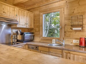 Private kitchen - Chalet for 8 in Crest-Voland, perfect for a mountain getaway (Crest-Voland)