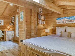 A cozy wooden cabin room with a bed, a desk, and a bookshelf. - Chalet for 8 in Crest-Voland, perfect for a mountain getaway (Crest-Voland)