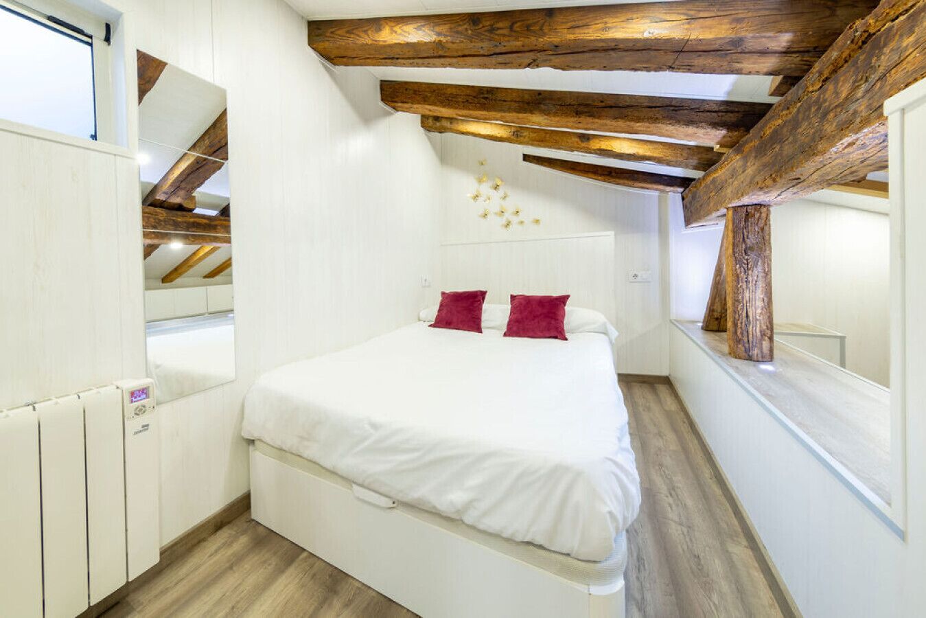 Desk, WiFi, bed sheets