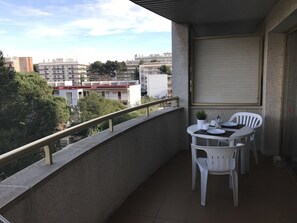 Outdoor dining - Cozy Apartment in Marathon Building with Pool & Terrace, 600m from Salou Beach (Salou)