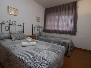 1 bedroom, bed sheets - Cozy Apartment in Marathon Building with Pool & Terrace, 600m from Salou Beach (Salou)