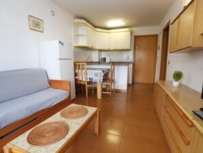 TV - Cozy Apartment in Marathon Building with Pool & Terrace, 600m from Salou Beach (Salou)