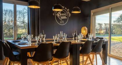 GĂźte de luxe avec Piscine, Jacuzzi, Hammam, Animaux admis, Proche Le Mans