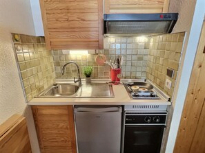 Fridge, oven, coffee/tea maker, toaster