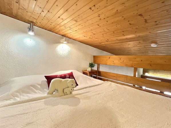 Room - Loft studio in Val d'Isère for 3 people with pets allowed & covered parking (Val-d'Isère)