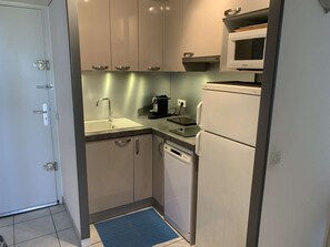 Fridge, microwave, oven, dishwasher - 3-room apartment for 6 with terrace in Port Camargue (Port Camargue)