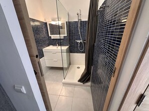 Bathroom - Renovated 2-room apartment with terrace and air conditioning in Port Camargue (Port Camargue)