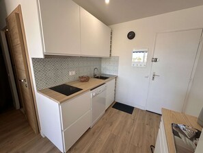Fridge, microwave, stovetop, dishwasher - Renovated 2-room apartment with terrace and air conditioning in Port Camargue (Port Camargue)