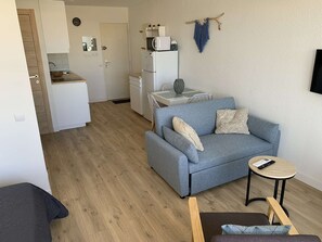TV - Renovated 2-room apartment with terrace and air conditioning in Port Camargue (Port Camargue)