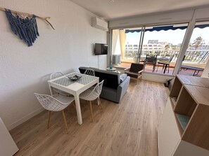 Interior - Renovated 2-room apartment with terrace and air conditioning in Port Camargue (Port Camargue)