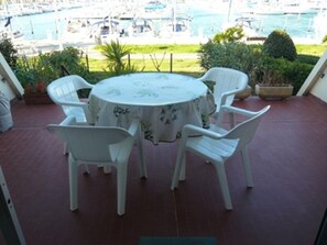 Outdoor dining - 2-Room Apartment with Terrace and Garden, Sleeps 4, Pets Allowed, Parking - Port Camargue (Port Camargue)