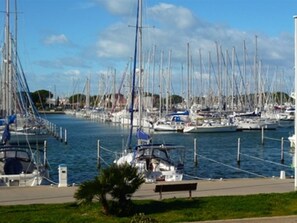 Marina - 2-Room Apartment with Terrace and Garden, Sleeps 4, Pets Allowed, Parking - Port Camargue (Port Camargue)