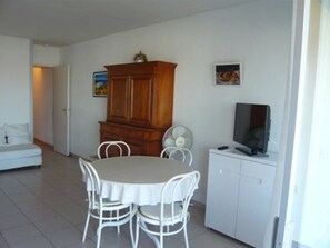 Dining - 2-Room Apartment with Terrace and Garden, Sleeps 4, Pets Allowed, Parking - Port Camargue (Port Camargue)