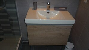 Bathroom - 2-room apartment with terrace and garage in Port Camargue (Port Camargue)