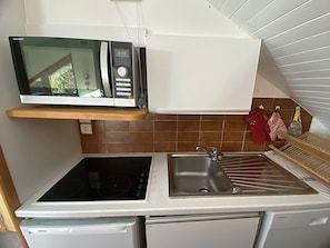 Coffee/tea maker, fridge, microwave, stovetop - Méribel Altiport: 3-room apartment, 5 pers, balcony, TV, dishwasher (Méribel)