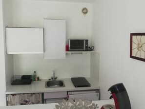 Fridge, oven, coffee/tea maker, toaster