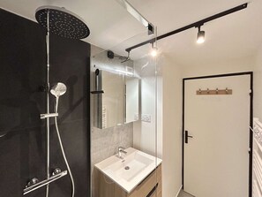 Hair dryer - Cozy 2-room apartment, terrace, ski locker, shared parking (Demi-Quartier)