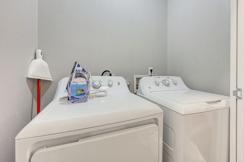 2 Mi to The Alamo: Pet-friendly Escape w/ Yard!