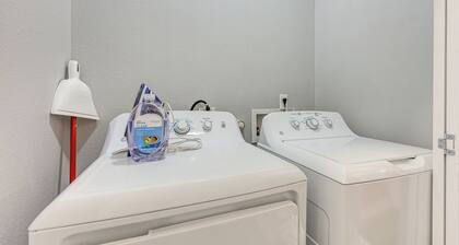 2 Mi to The Alamo: Pet-friendly Escape w/ Yard!